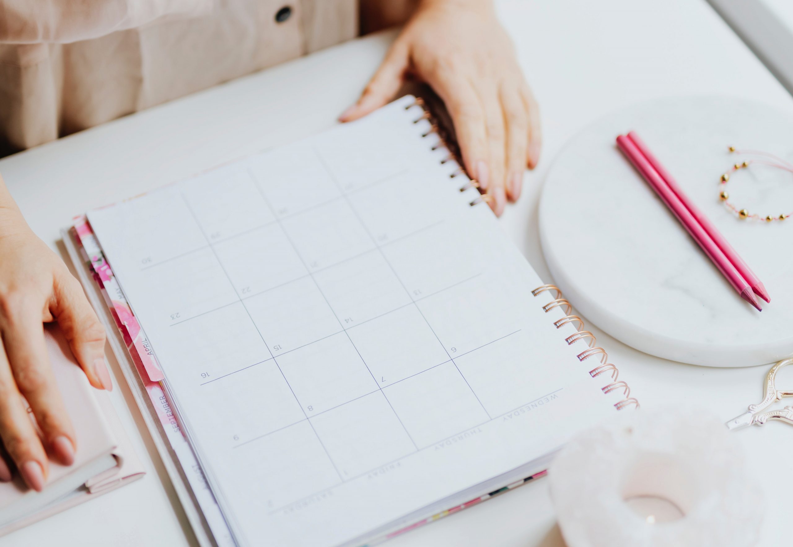 blank-calendar-close-up-1927502